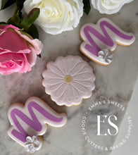 Load image into Gallery viewer, MOM With Daisy (Two Piece Cookie Cutter Set)